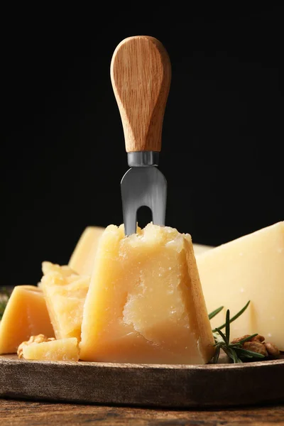 Вкусный Сыр Пармезан Розмарином Деревянном Столе — стоковое фото