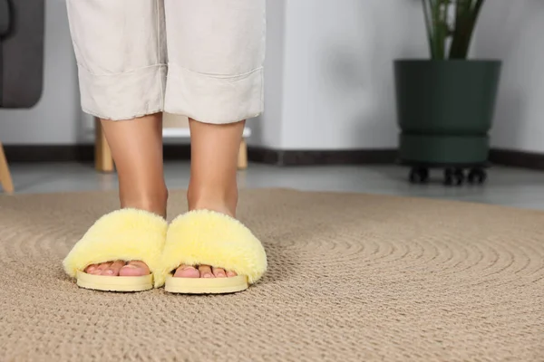 Evde Yumuşak Terlik Giyen Bir Kadın Bacakları Yakın Plan — Stok fotoğraf