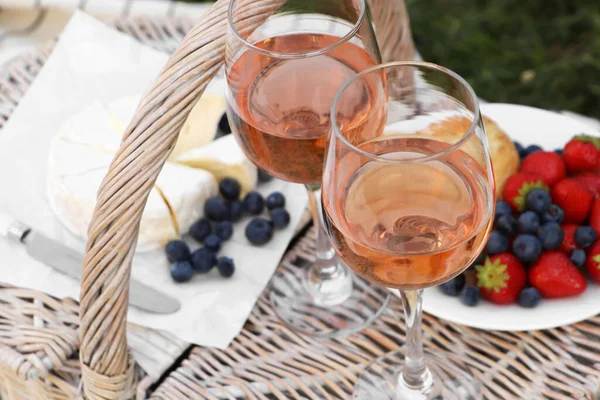 Ποτήρια Από Νόστιμο Ροζέ Κρασί Και Φαγητό Στο Καλάθι Πικνίκ — Φωτογραφία Αρχείου