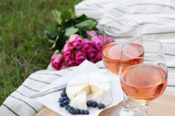Glasses Delicious Rose Wine Flowers Food Picnic Blanket Outdoors — Φωτογραφία Αρχείου