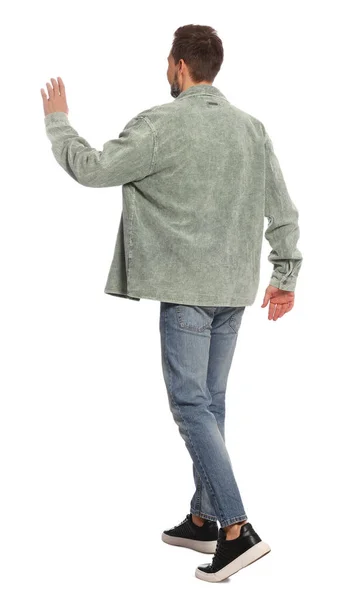 白い背景を歩くスタイリッシュな衣装の男 バックビュー — ストック写真