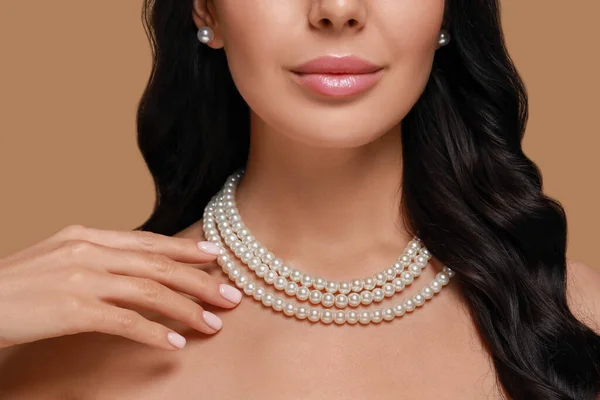 Giovane Donna Che Indossa Eleganti Gioielli Perle Sfondo Marrone Primo — Foto Stock