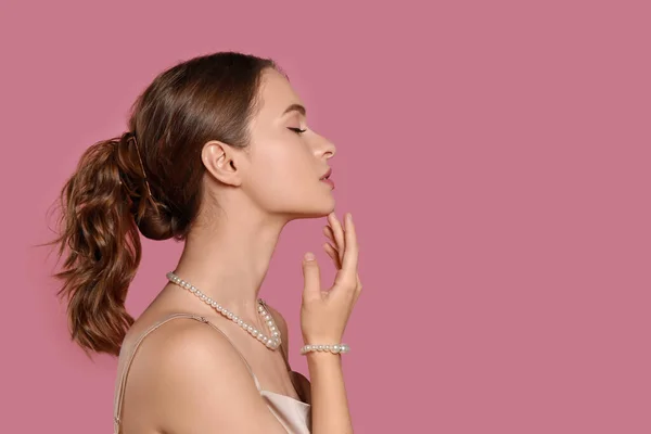 Giovane Donna Che Indossa Eleganti Gioielli Perla Sfondo Rosa Spazio — Foto Stock
