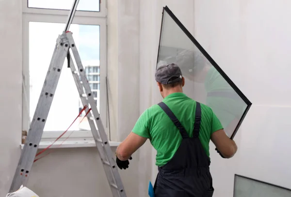 Trabalhador Uniforme Segurando Janela Vidros Duplos Dentro Casa Visão Traseira — Fotografia de Stock