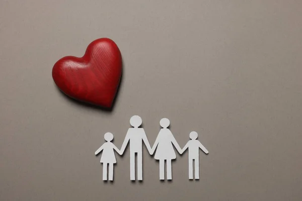Figure Famiglia Carta Cuore Legno Rosso Sfondo Grigio Chiaro Posa — Foto Stock