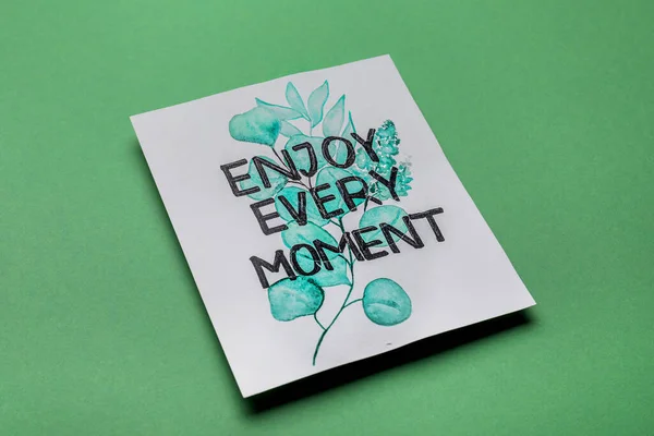 Kártya Kifejezéssel Élvezze Minden Pillanatban Zöld Háttér — Stock Fotó