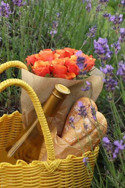 Yellow Wicker Bag Beautiful Roses Bottle Wine Baguettes Lavender Field — Stockfoto
