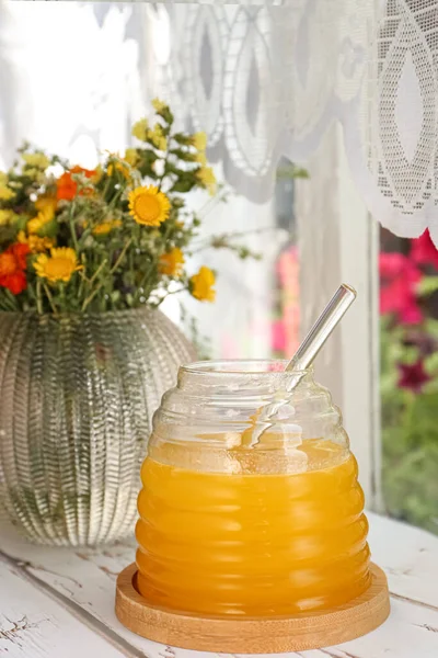 Köstlicher Frischer Honig Und Schöne Blumen Auf Weißem Holztisch Drinnen — Stockfoto