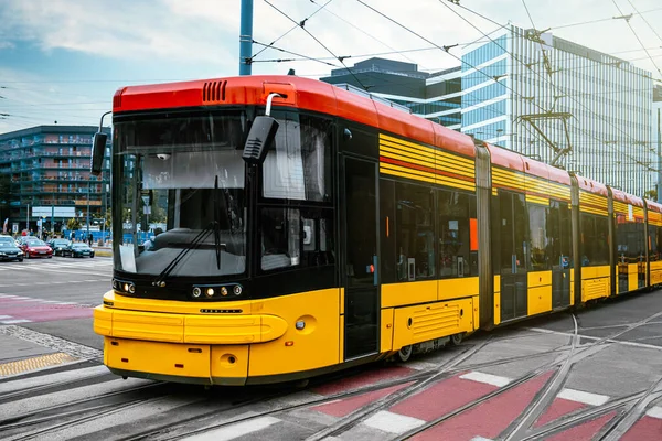 전차는 도시의 거리에 대중교통 — 스톡 사진