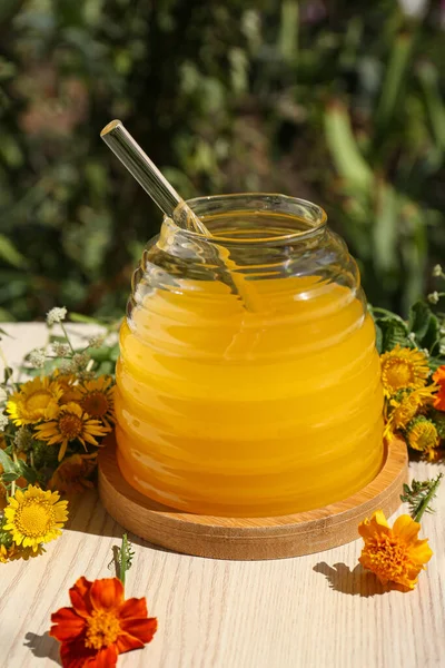 Läcker Färsk Honung Med Dipper Från Glasburk Omgiven Vackra Blommor — Stockfoto
