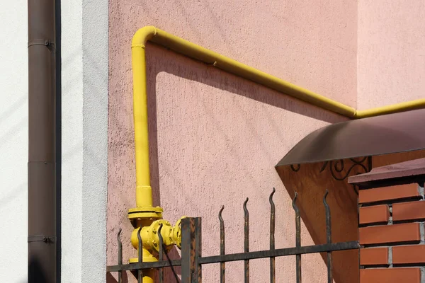 Pembe Duvardaki Sarı Gaz Borusu — Stok fotoğraf