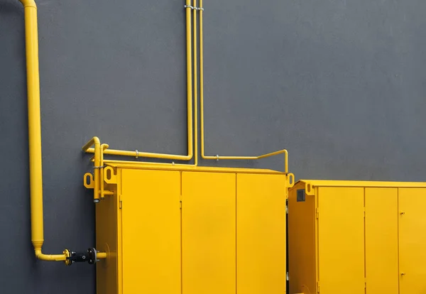 Gele Gas Distributie Kast Buurt Van Bruine Muur Buiten — Stockfoto