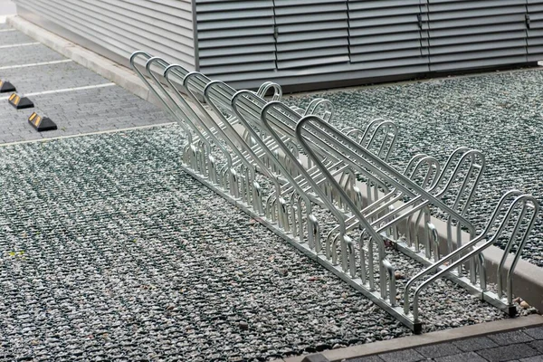 屋外自転車用の空の金属駐車場 — ストック写真