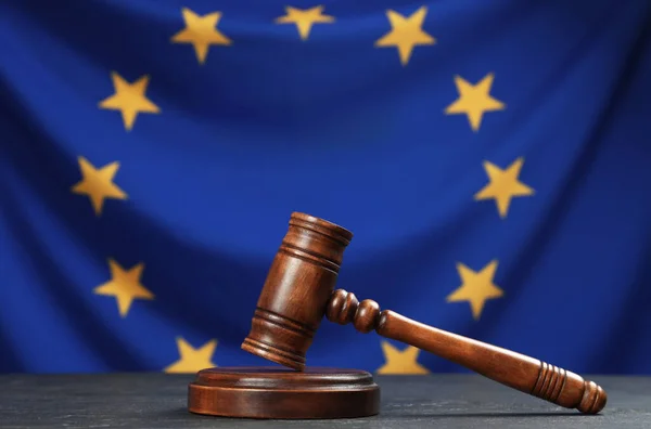 Bíró Kalapácsa Fekete Asztalon Európai Unió Zászlaja Ellen — Stock Fotó