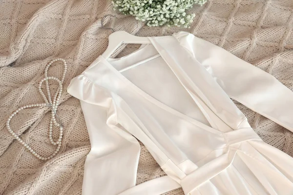 Fehér Esküvői Ruha Gyöngy Nyaklánc Gyönyörű Csokor Ágyon Szobában — Stock Fotó