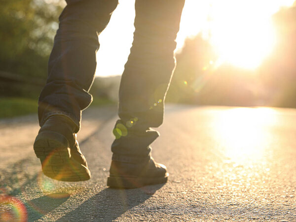 Человек выходит на улицу, крупным планом. Пространство для текста