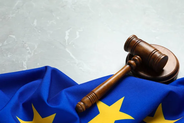 Domarens Klubba Och Europeiska Unionens Flagga Ljusgrått Marmorbord Plats För — Stockfoto