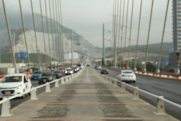 Vista Turva Ponte Moderna Com Carros Perto Cidade — Fotografia de Stock