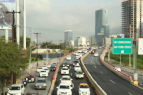 Vista Sfocata Dell Autostrada Asfaltata Con Auto Edifici Città — Foto Stock