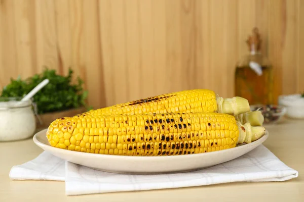 Plate Tasty Grilled Corn Wooden Table — Stock Photo, Image
