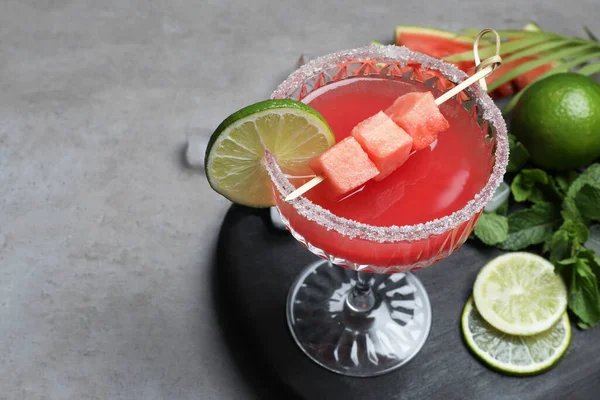 Cocktailglas Heerlijk Vers Watermeloensap Limoen Munt Grijze Tafel Ruimte Voor — Stockfoto
