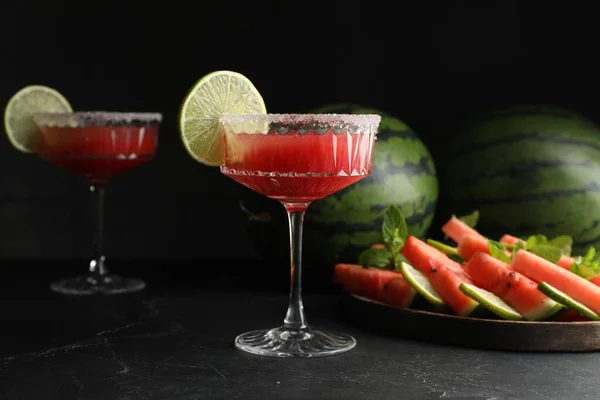 Cocktailgläser Mit Köstlichem Frischen Wassermelonensaft Mit Limetten Und Zuckerrand Auf — Stockfoto