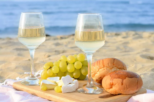 해변에서 해변에 소풍을 포도주와 간식을 곁들인 유리잔 — 스톡 사진