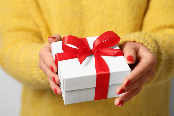 圣诞礼物女人拿着礼品盒 特写镜头 — 图库照片