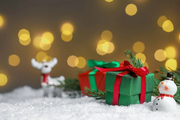 Geschenkschachteln Und Weihnachtsdekor Auf Kunstschnee Gegen Verschwommenes Festliches Licht Platz — Stockfoto
