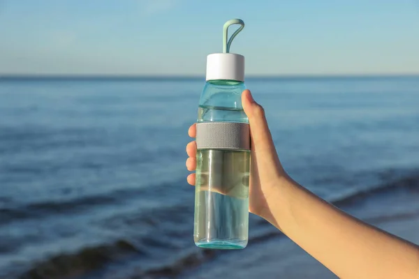 Frau Hält Glasflasche Mit Wasser Der Nähe Des Meeres Nahaufnahme — Stockfoto