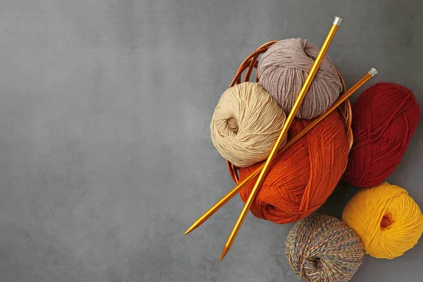 Different Balls Woolen Knitting Yarns Needles Grey Background Flat Lay — Stock Photo, Image