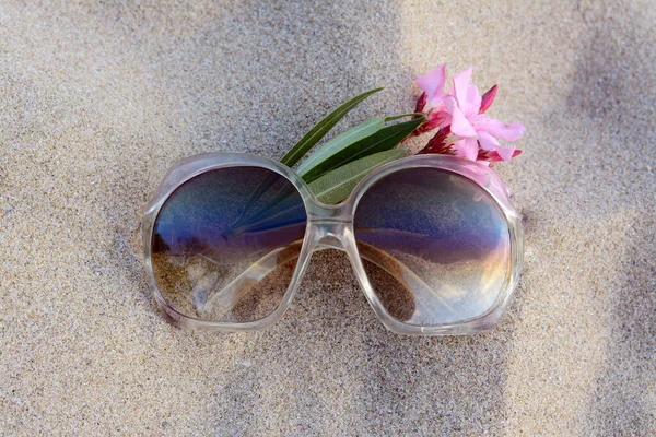 Piękne Okulary Przeciwsłoneczne Tropikalnym Kwiatem Piaszczystej Plaży Widok Góry — Zdjęcie stockowe