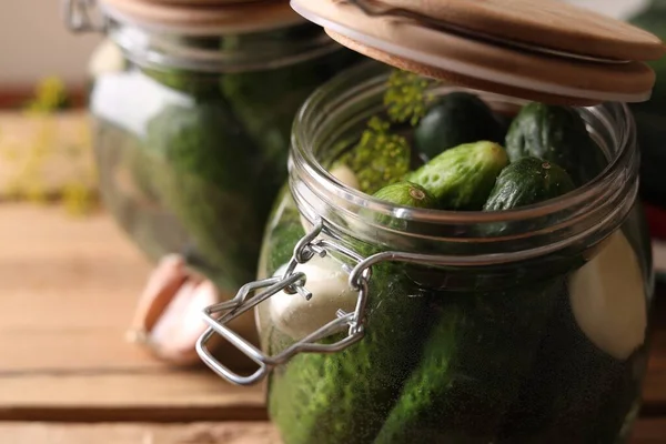 Jar Cucumbers Garlic Dill Wooden Table Closeup Pickling Recipe — Stock Photo, Image