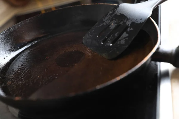 Обсмажування Сковороди Шпателем Використанням Олії Приготування Їжі Плиті Крупним Планом — стокове фото