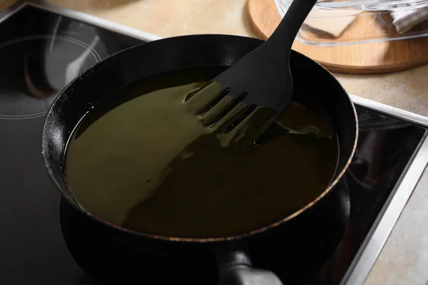 Сковородка Использованным Растительным Маслом Шпателем Плите Крупным Планом — стоковое фото