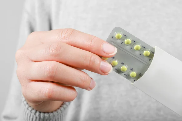 Mulher Segurando Bolha Com Pílulas Anticoncepcionais Close — Fotografia de Stock