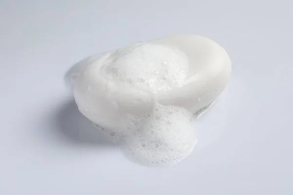 Σαπούνι Και Αφρός Αφρού Λευκό Φόντο — Φωτογραφία Αρχείου