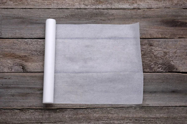 木製のテーブルの上に紙を焼くのロール トップビュー — ストック写真