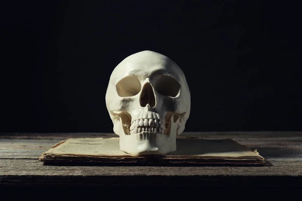 Human Skull Old Book Wooden Table Black Background — Stock Photo, Image