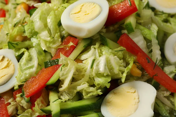 Köstlicher Salat Mit Chinakohl Und Wachteleiern Als Hintergrund Nahaufnahme — Stockfoto