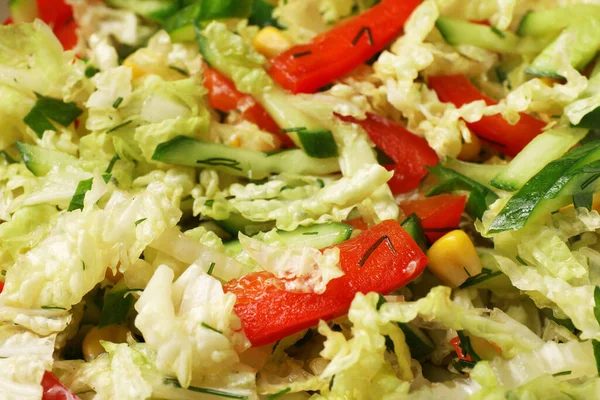 Köstlicher Salat Mit Chinakohl Gurken Und Paprika Als Hintergrund Nahaufnahme — Stockfoto