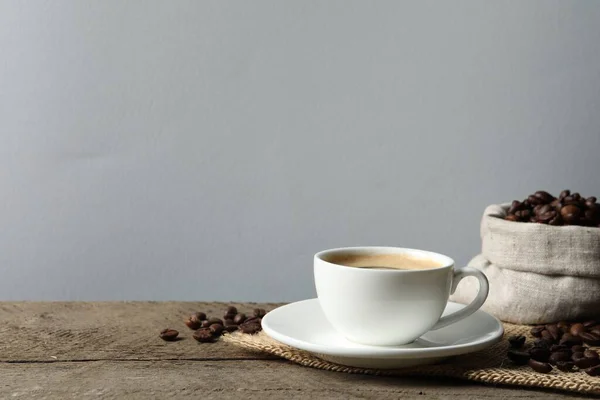 Egy Csésze Aromás Kávé Bab Asztalon Szöveg Helye — Stock Fotó