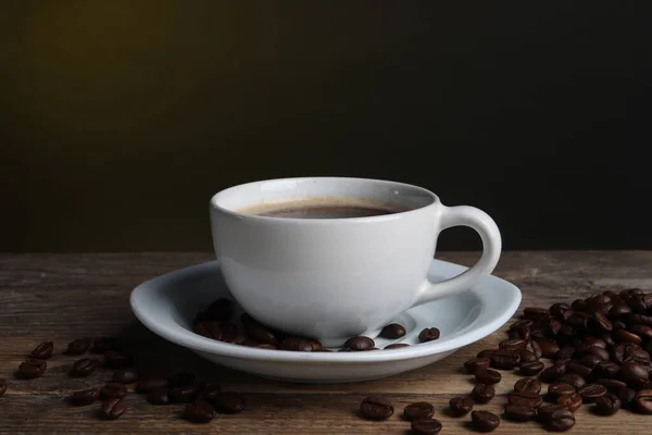 Bir Fincan Sıcak Aromatik Kahve Kavrulmuş Fasulye — Stok fotoğraf