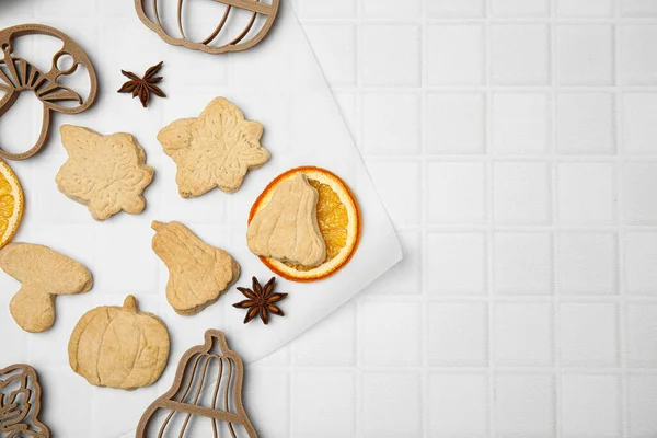 Gebackene Kekse Verschiedenen Formen Und Ausstechformen Auf Weißem Tisch Flach — Stockfoto