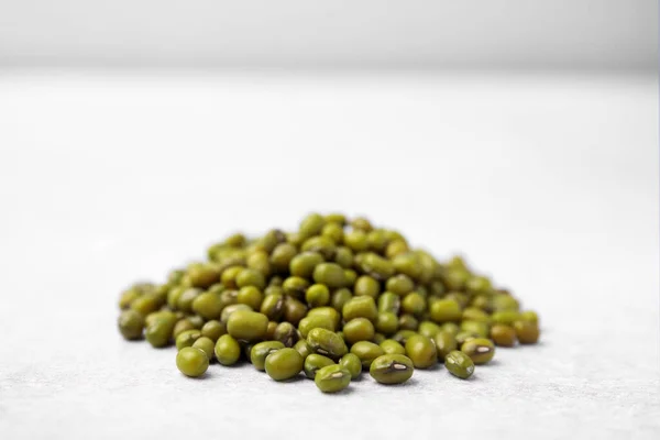 薄緑色のテーブルの上に緑の豆の山 クローズアップ — ストック写真