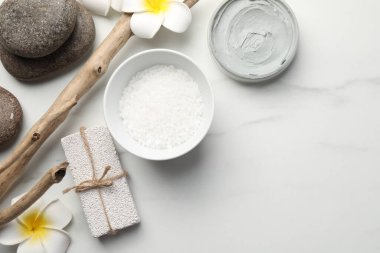 Beyaz mermer masanın üzerinde farklı spa ürünleri bulunan düz bir kompozisyon. Metin için boşluk