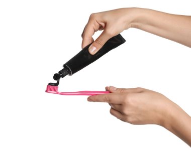 Beyaz arka plan üzerinde fırça üzerine kömür kullanan kadın, yakın plan