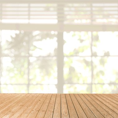 Boş ahşap yüzey ve bulanık pencere görüntüsü