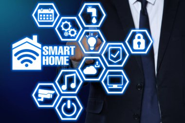 Koyu mavi arkaplanda Smart Home arayüzü kullanan adam, kapat