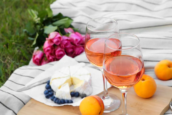 Glasses Delicious Rose Wine Flowers Food Picnic Blanket Outdoors — Fotografie, imagine de stoc